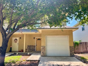 Building Photo - Charming 3 Bedroom Townhome Near Medical Center and Ingram Park