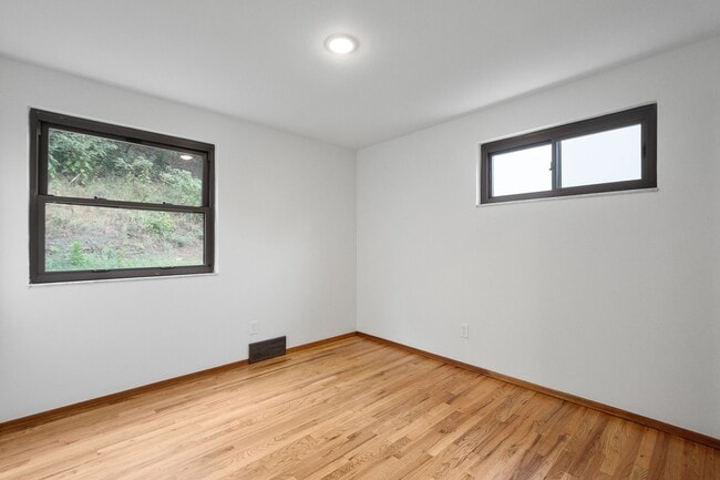 Building Photo - AVAILABLE SEPT 1ST!! BEAUTIFUL 3 BEDROOM I...