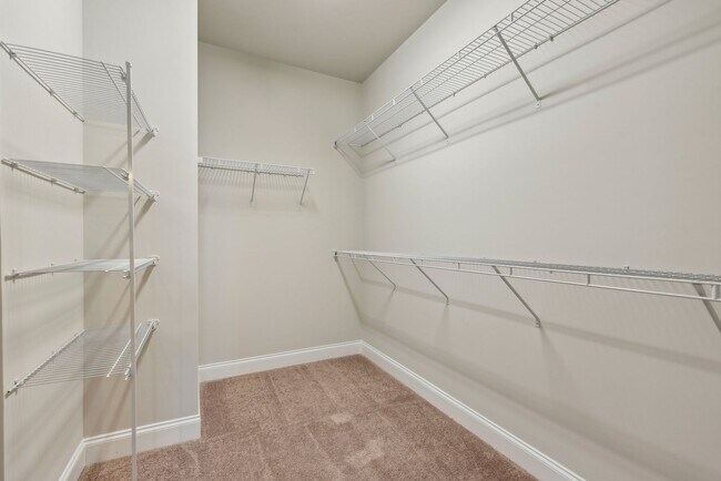 Building Photo - Nice 4 bedroom home with fenced yard