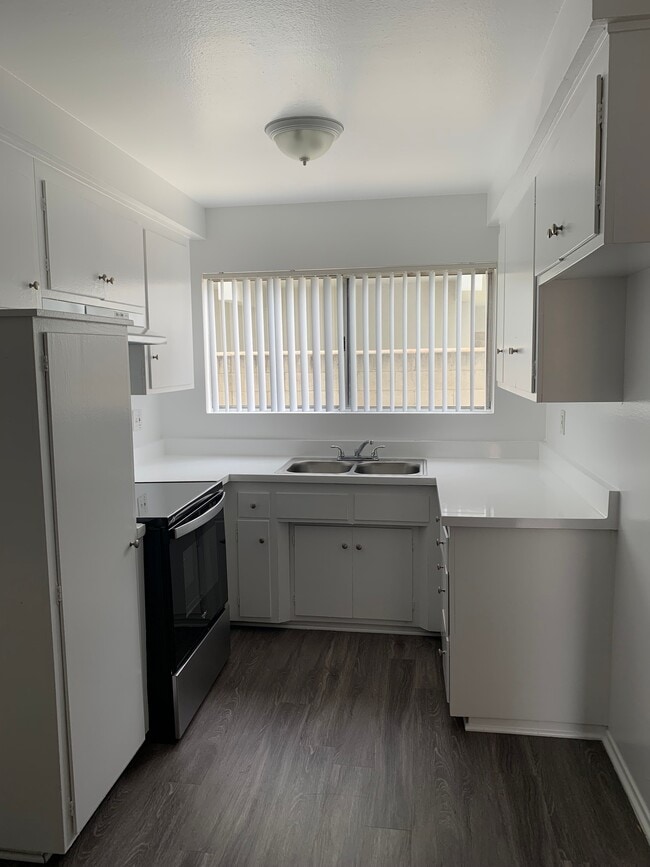 Building Photo - 103 N Irena Ave