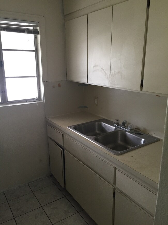 Building Photo - Nice 2-1 house by Walmart