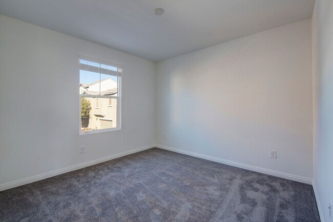 Building Photo - Newer Townhome - 3 Bedrooms + 2 Car Garage - E Craig & Nellis