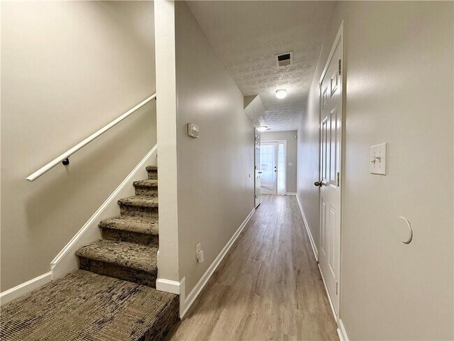 Building Photo - 1708 Redan E