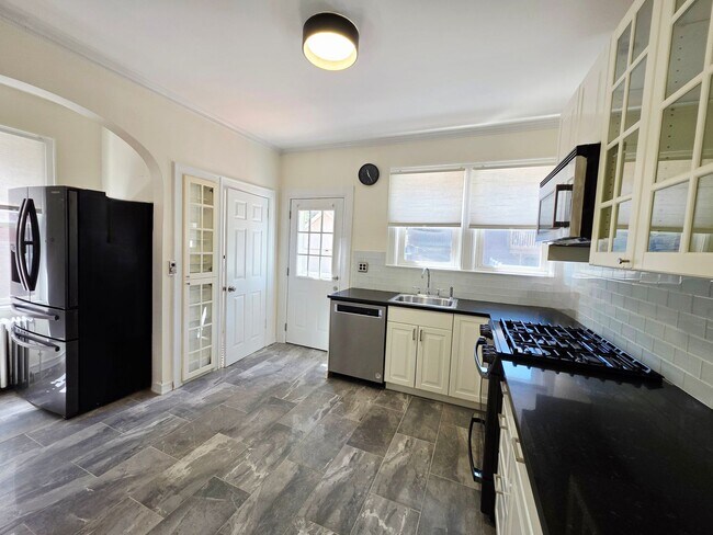 Building Photo - Charming Brick Home In Cliffside Park - No...