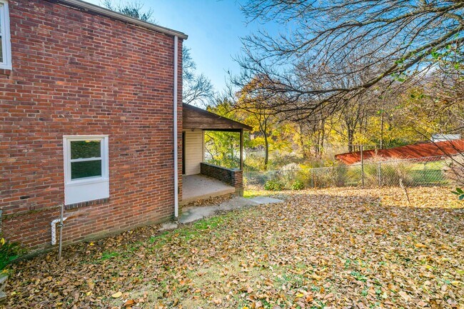 Building Photo - AVAILABLE JULY 1ST! ABSOLUTELY GORGEOUS & RENOVATED 2 bedroom in CASTLE SHANNON!