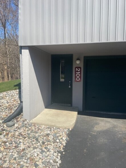 Building Photo - 2100 Fox Hollow Dr