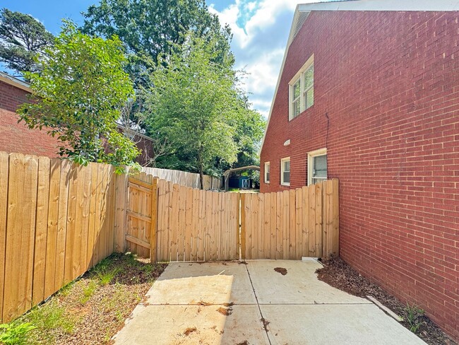 Building Photo - Beautifully Remodeled 4-Bedroom Home with ...
