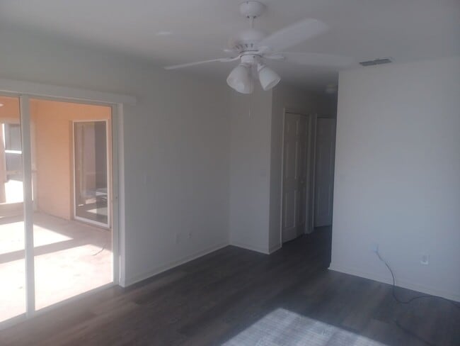 Building Photo - Freshly painted interior and BRAND NEW LVP...