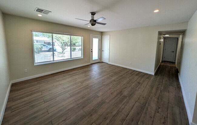 Building Photo - 4 Bedroom Home in Tempe Gardens Near E Sou...