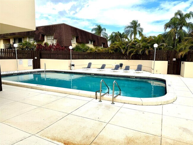 Building Photo - 13710 SW 90th Ave