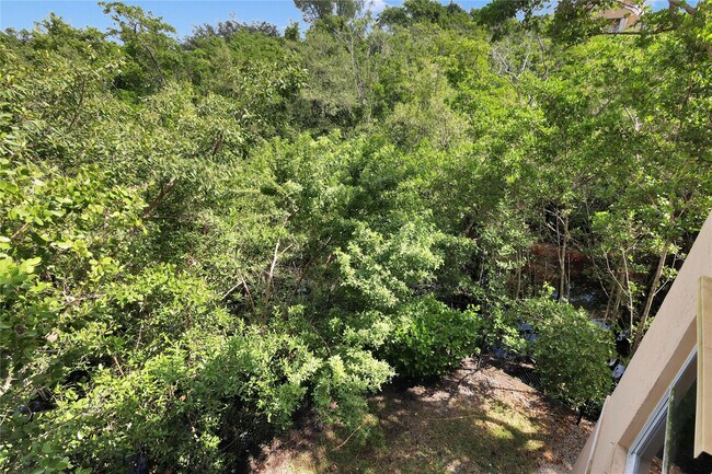 Building Photo - 529 E Sheridan St