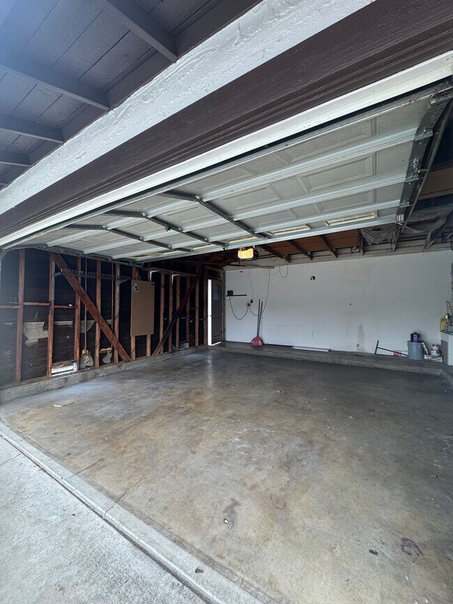 Building Photo - 2210-2212 E Avalon Ave