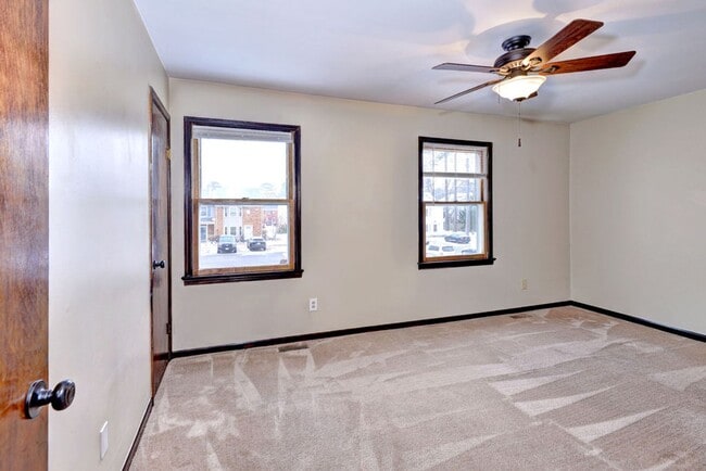 Building Photo - Lovely 2-Bedroom, 1.5-Bath End Unit Townho...