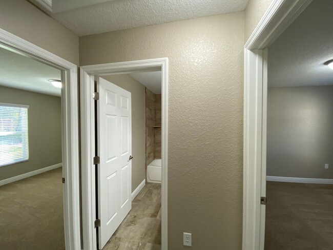 Building Photo - Desirable SW Ocala Neighborhood 3/2/2 **WON"T LAST**