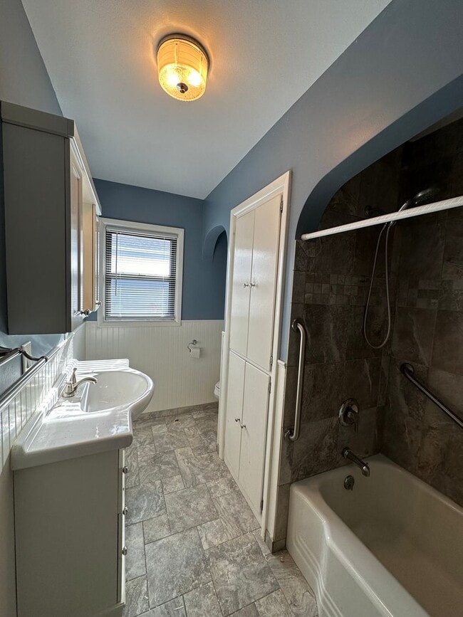 Building Photo - ZERO ENTRY! 2bed/1bath In Beatrice, NE