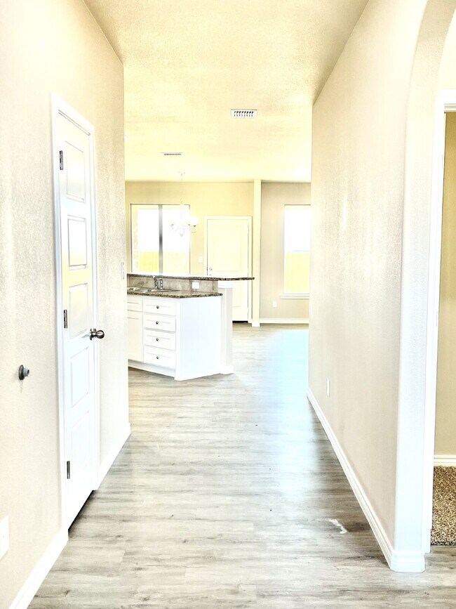 Building Photo - Beautiful 3-Bed Oasis with Granite Touches...