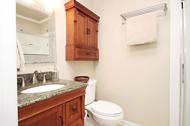Building Photo - Pet-Friendly End-Unit Ridgecrest Townhome