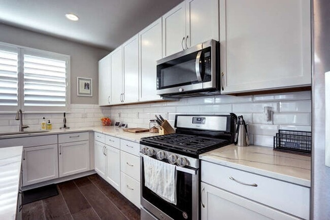 Building Photo - Evolve Real Estate: AVAILABLE 8/1/25! Stun...