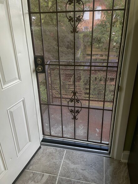 Backdoor landing - 2330 Ursulines Ave