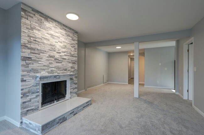 Building Photo - Beautiful Remodeled 2bd, 2ba condo in Amazing Redmond Location!