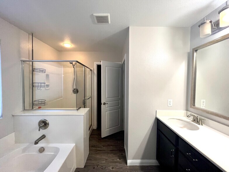 Building Photo - 9937 Baron Coast St