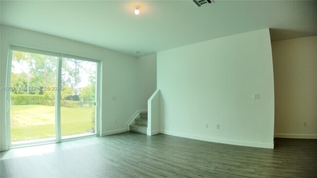 Building Photo - 4612 Hollister Ave