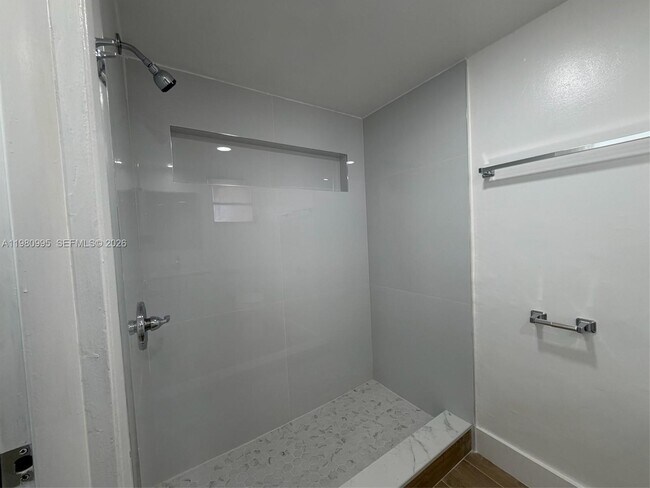 Building Photo - 8820 Fontainebleau Blvd