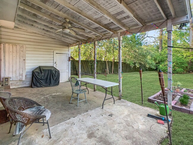 Building Photo - 3004 4th Ct E