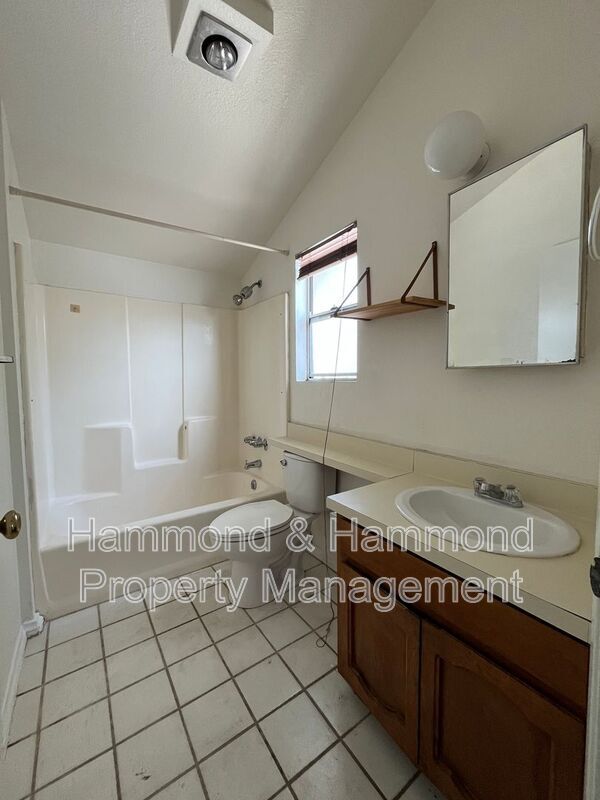 Building Photo - 5723 Willowcrest Ave