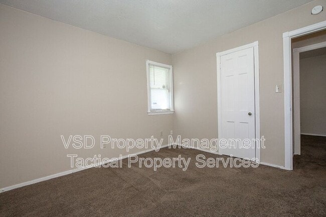 Building Photo - 374 E 232nd St