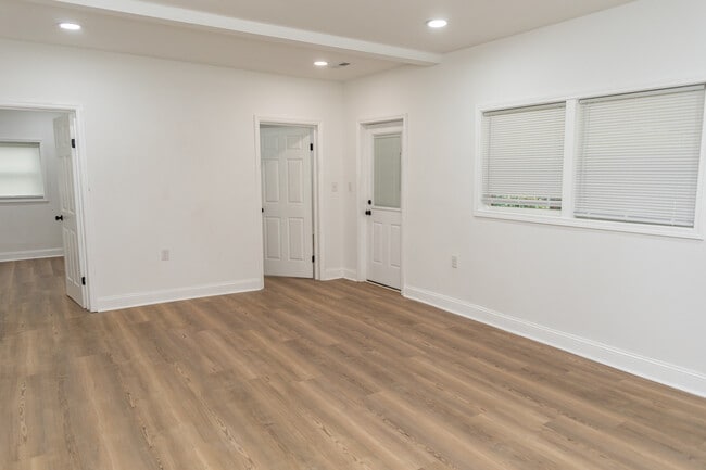 Building Photo - 221 N Davis Ave