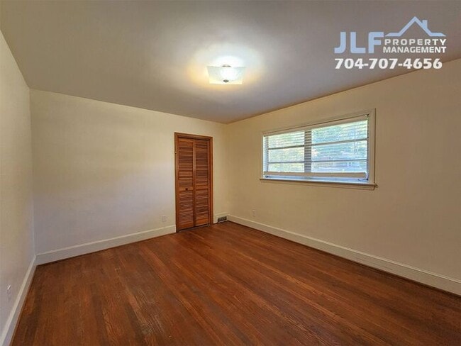 Building Photo - Sprawling 3 Bedroom/ 2.5 Bathroom Ranch in Charlotte!
