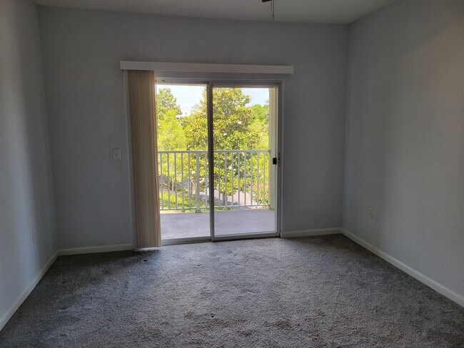 Building Photo - 3 Bedroom Beautiful Condo in Mirabella Com...