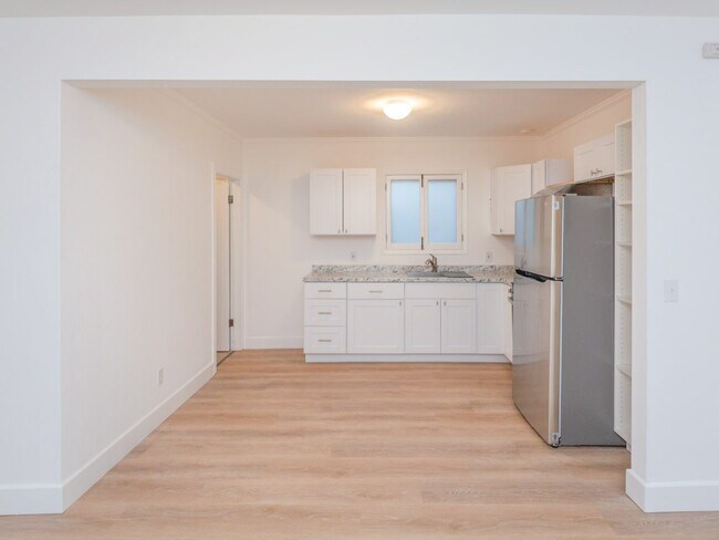 Building Photo - Freshly Updated Studio w/Patio in South Park! * All Utilities Included! *
