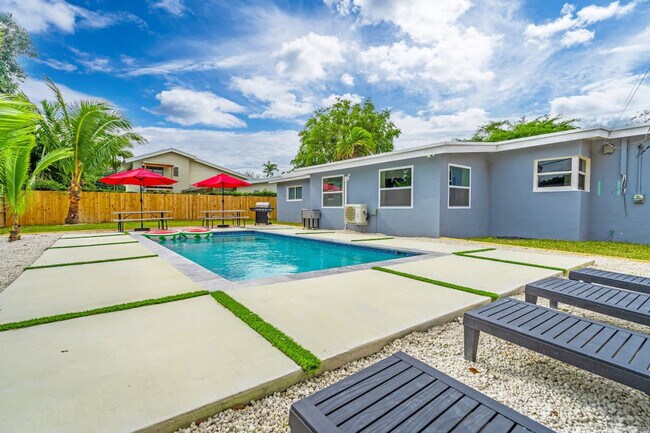 Building Photo - 17621 NE 7th Ave