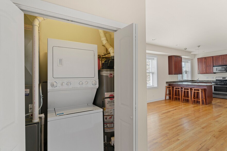 Building Photo - 1432 N Maplewood Ave