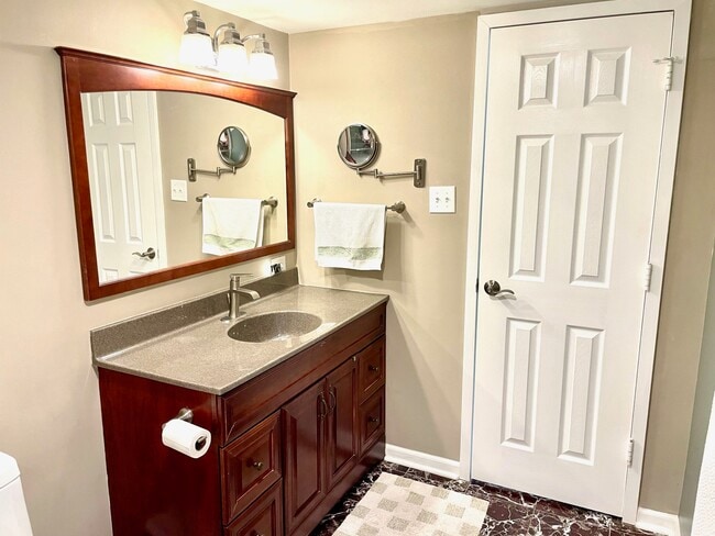 Building Photo - 900 S Hanley Rd