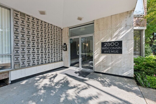 Building Photo - Renovated Studio w/ Private Balcony Glover...