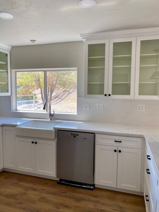 Building Photo - NEW TO THE MARKET Cozy 1 Bedroom 1 Bathroo...