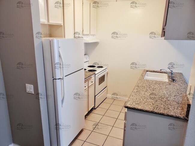 Building Photo - 1 Bedroom Just Minutes to Beach in Oceanside West of the 5!