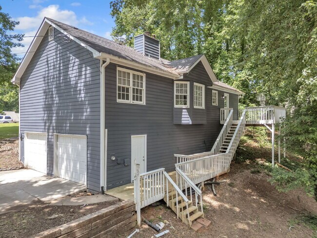 Building Photo - 608 Wood Ridge Dr