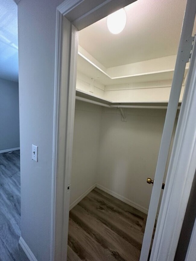 Building Photo - 2+1 Bungalow Cottage-  central a/c, carport, patio, washer/dryer hookups, pet friendly