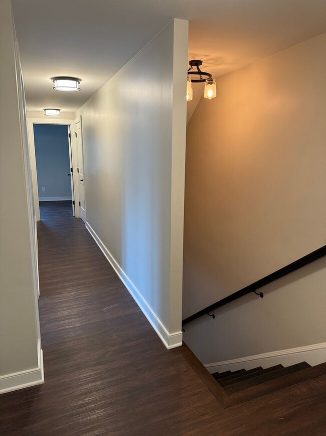 Building Photo - Beautifully updated THREE BEDROOM - Southe...
