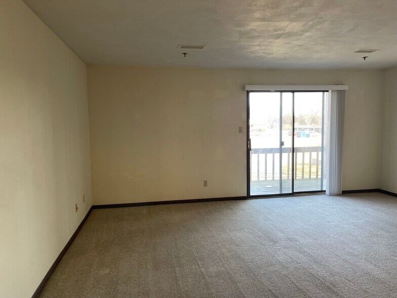 Living Roon - 1510 Northbrook Dr