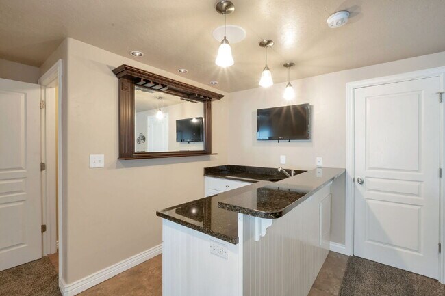 Building Photo - Resort-Style Living near Traverse Mountain