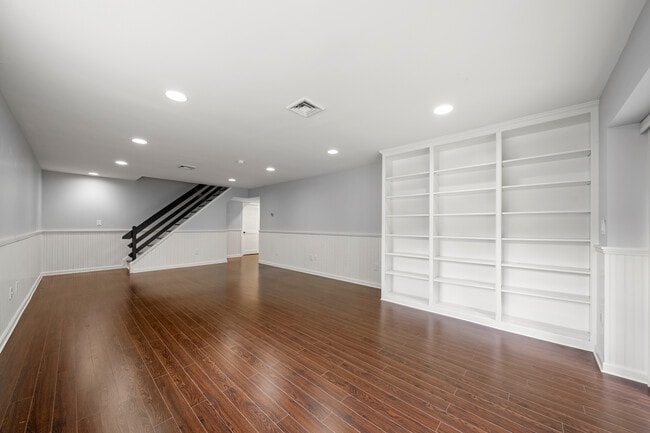 Building Photo - 81 Lakeview Dr