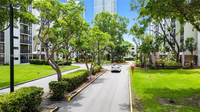 Building Photo - 17021 N Bay Rd