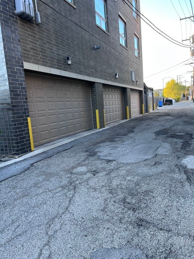 Building Photo - 1208 E 64th St