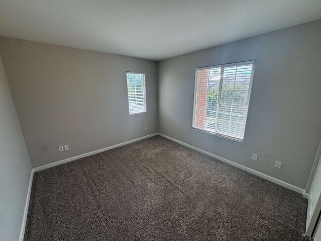 Building Photo - Spectacular 3 bed 2.5 bath home in Lincoln Crossing
