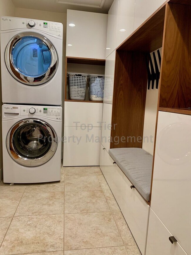 Building Photo - Beautiful, Private, Bright, Remodeled 3 Bd...